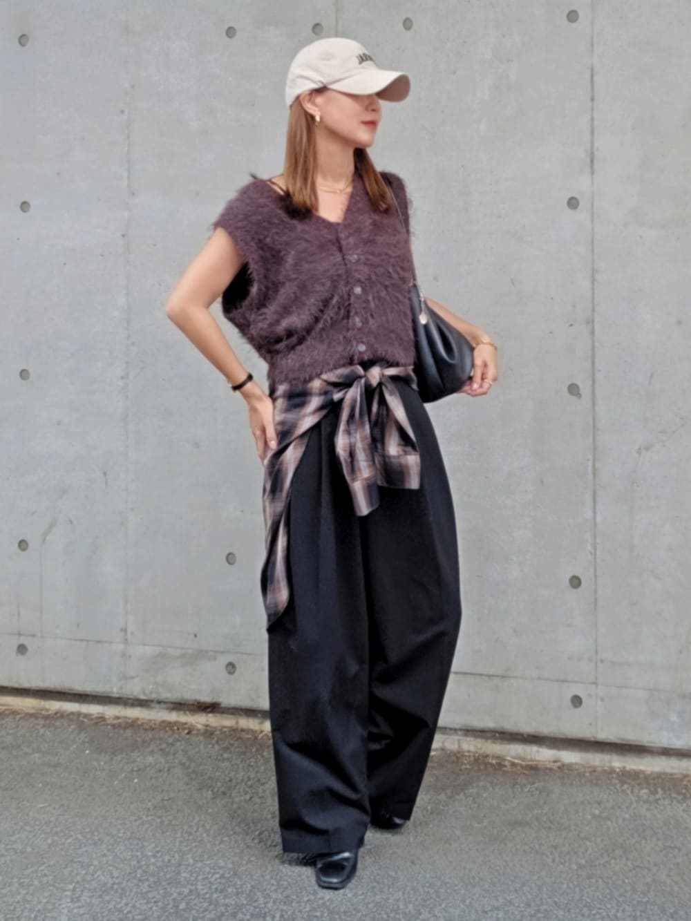 ブラウン系のベスト、ブラック系のシャツ/ブラウス、ブラック系のスラックスを着用したレディースの秋コーディネートの3枚目の写真