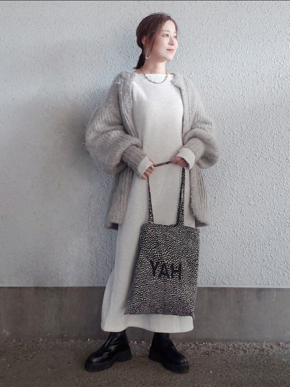 グレー系のカーディガン/ボレロ、ベージュ系のワンピース、シルバー系のピアス（両耳用）を着用したレディースの冬コーディネートの3枚目の写真