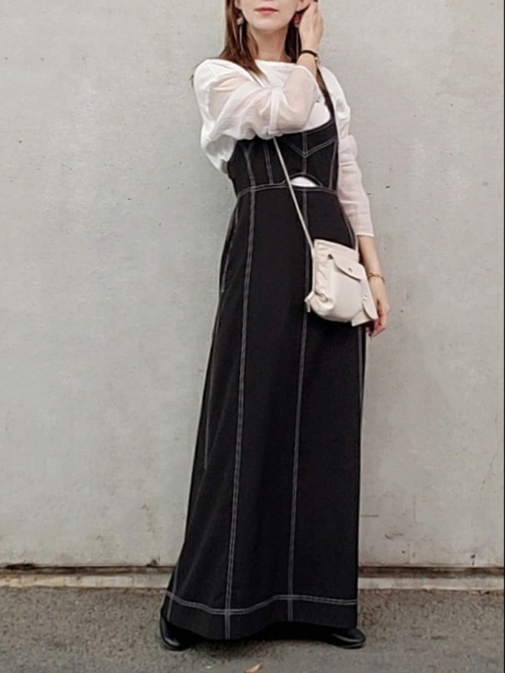 ブラック系のワンピース/ドレス、ホワイト系のショルダーバッグ、ホワイト系のTシャツ/カットソーを着用したレディースの春コーディネートの3枚目の写真