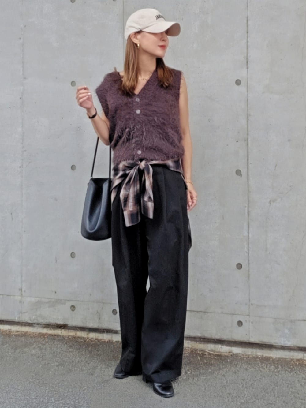 ブラウン系のベスト、ブラック系のシャツ/ブラウス、ブラック系のスラックスを着用したレディースの秋コーディネートの2枚目の写真