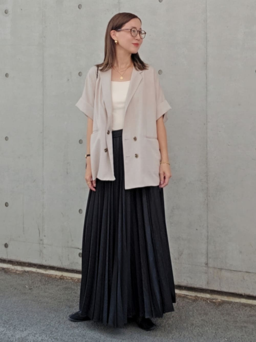 ブラック系のスカート、グレー系のシャツ/ブラウス、ブラック系のバッグを着用したレディースの夏コーディネートの3枚目の写真