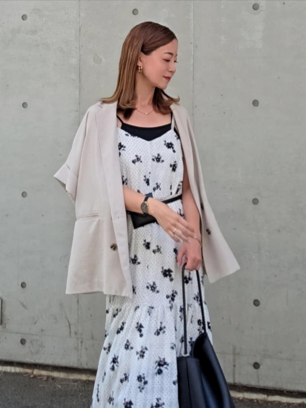 ホワイト系のワンピース、グレー系のシャツ/ブラウス、ブラック系のベルトを着用したレディースの夏コーディネートの2枚目の写真