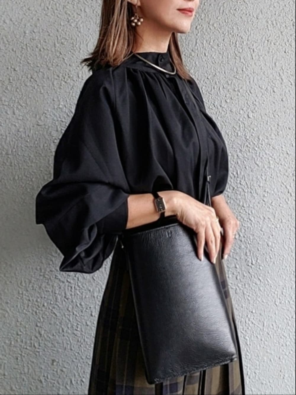 ブラック系のシャツ/ブラウス、グリーン系のスカート、ブラック系のブーツを着用したレディースの秋コーディネートの2枚目の写真