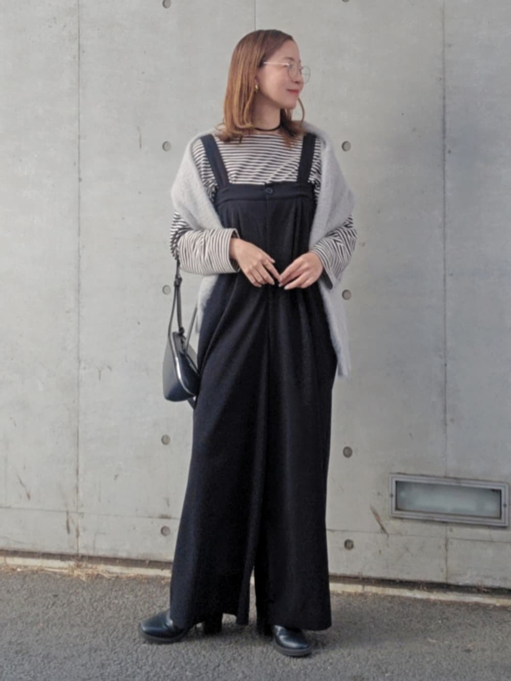 ブラック系のTシャツ/カットソー、ブラック系のショルダーバッグを着用したレディースの冬コーディネートの2枚目の写真
