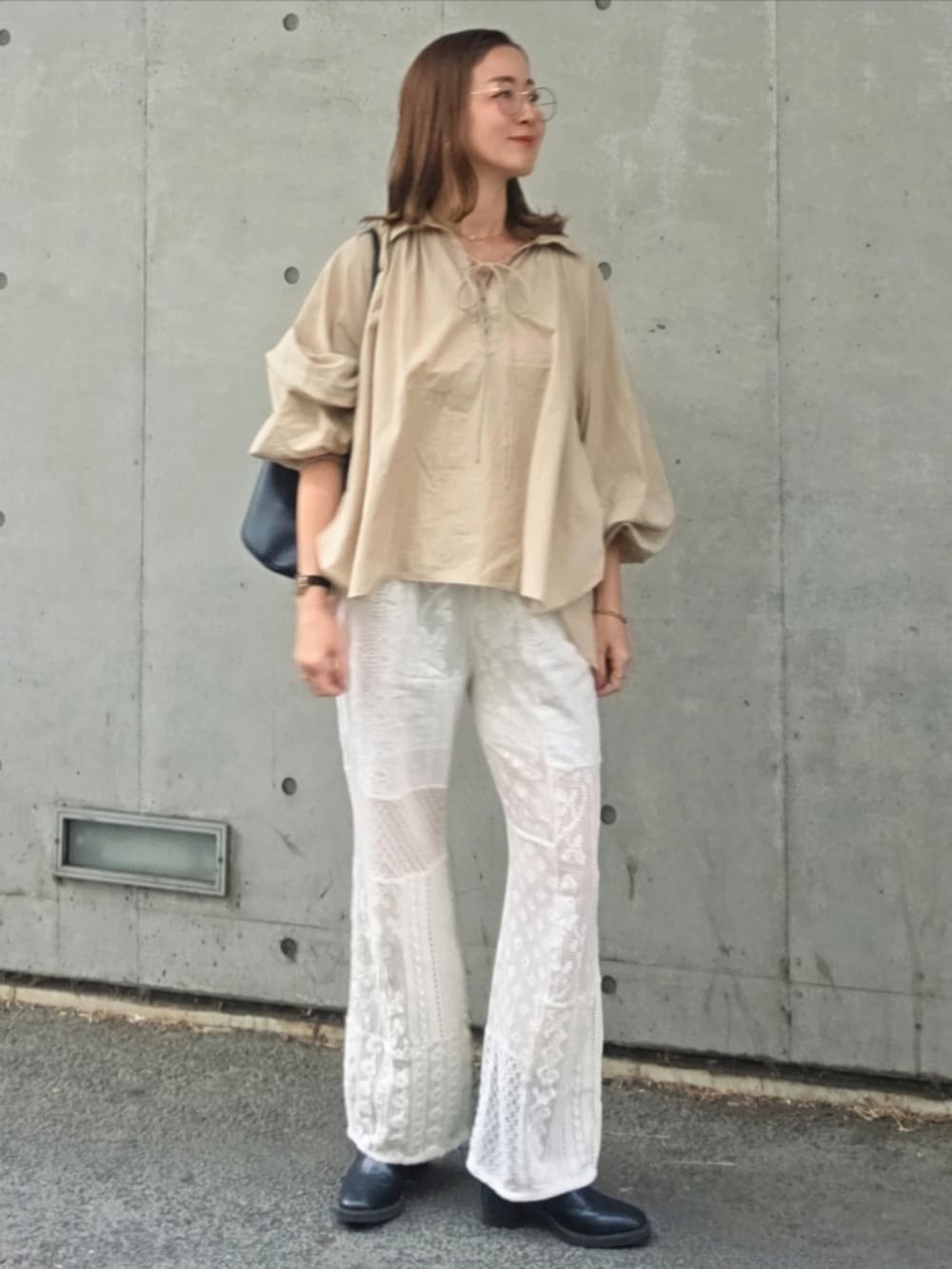 ベージュ系のシャツ/ブラウス、ホワイト系のその他パンツを着用したレディースの春コーディネートの2枚目の写真