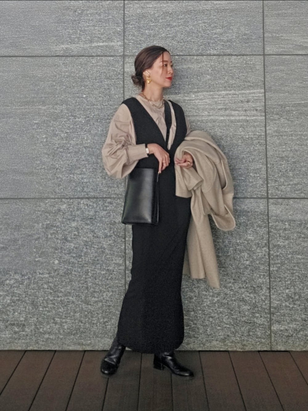 ベージュ系のシャツ/ブラウス、ベージュ系のジャケット/アウター、ブラック系のワンピースを着用したレディースの冬コーディネートの3枚目の写真