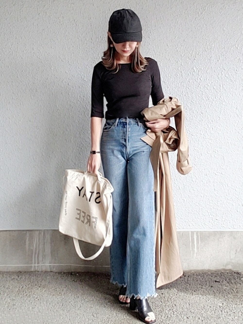 ブラック系のサンダル、ホワイト系のトートバッグ、ブラック系のTシャツ/カットソーを着用したレディースの春コーディネートの2枚目の写真