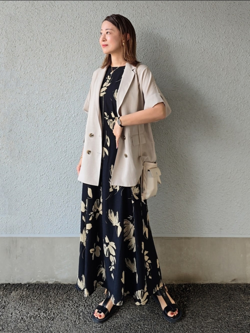 グレー系のシャツ/ブラウス、ブラック系のワンピース、ブラック系のサンダルを着用したレディースの夏コーディネートの2枚目の写真