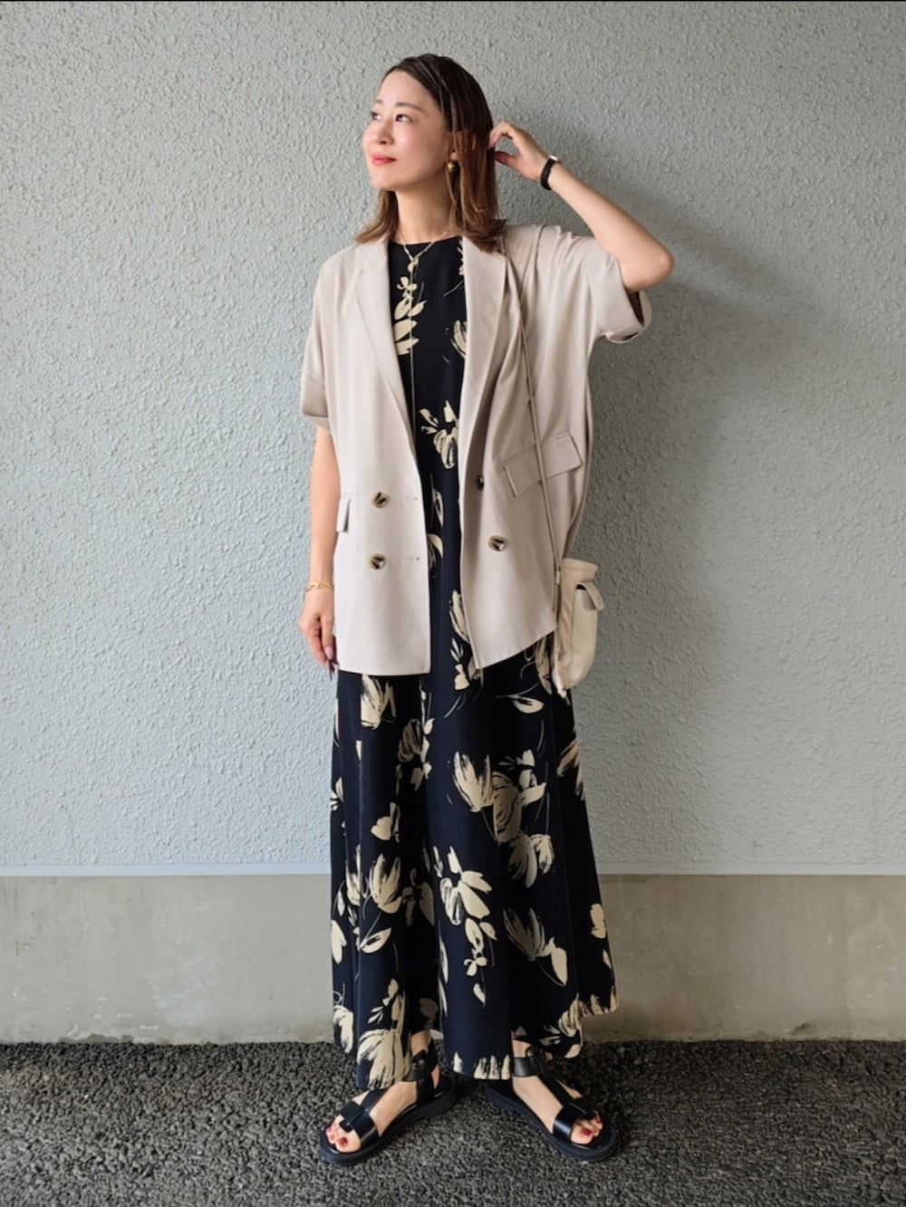 グレー系のシャツ/ブラウス、ブラック系のワンピース、ブラック系のサンダルを着用したレディースの夏コーディネートの3枚目の写真