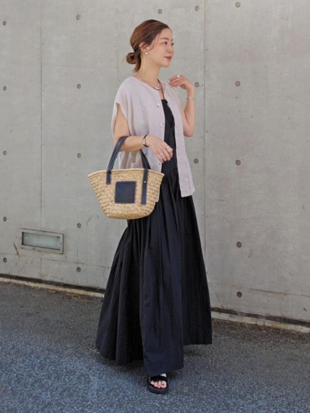 ブラック系のワンピースを着用したレディースの夏コーディネートの3枚目の写真