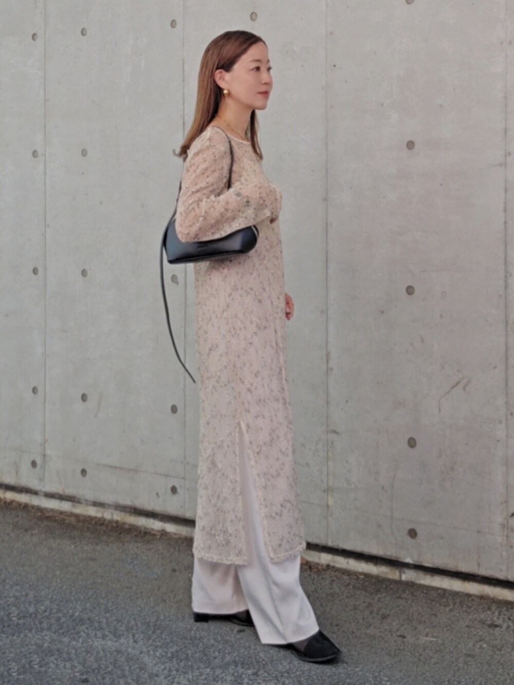 ホワイト系のワンピース、ホワイト系のその他パンツ、ブラック系のショルダーバッグを着用したレディースの夏コーディネートの3枚目の写真