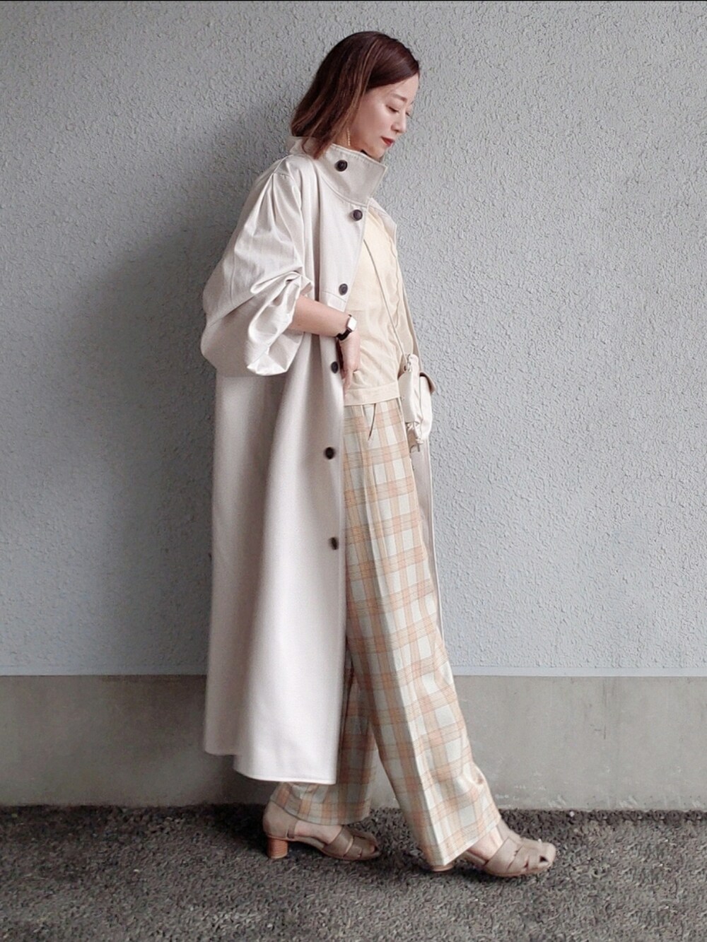 ベージュ系のその他パンツ、グレー系のサンダル、ベージュ系のTシャツ/カットソーを着用したレディースの春コーディネートの2枚目の写真