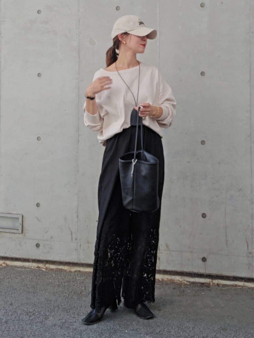 ブラック系のその他パンツを着用したレディースの夏コーディネートの2枚目の写真