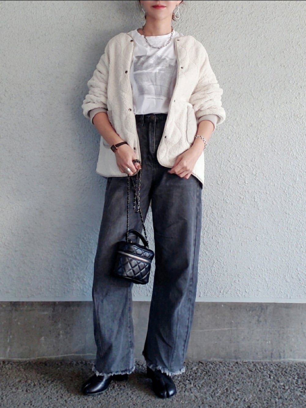 ベージュ系のブルゾン、ブラック系のパンツ、ブラック系のブーツを着用したレディースの秋コーディネートの3枚目の写真