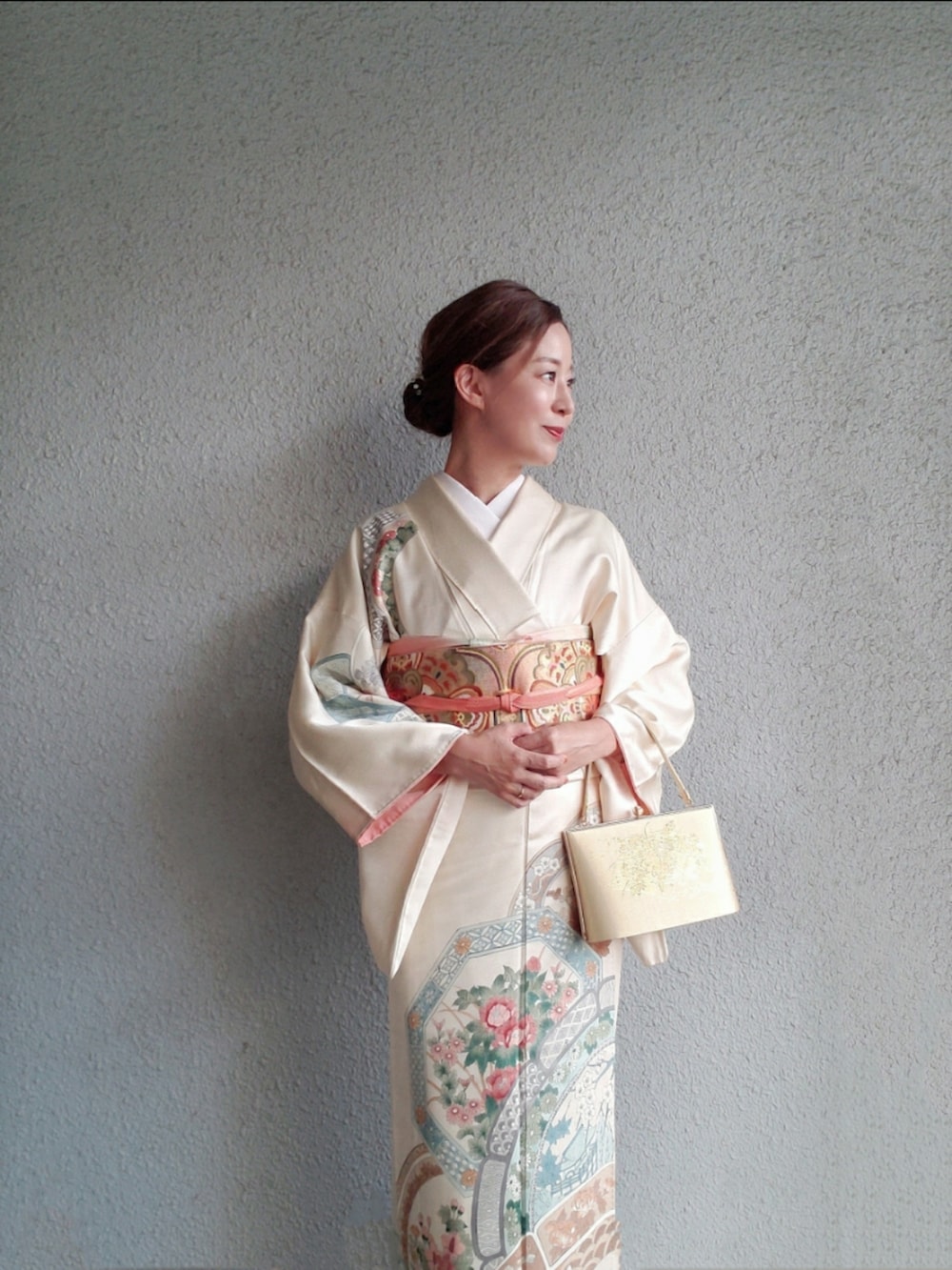 ゴールド系の着物を着用したレディースの秋コーディネートの2枚目の写真