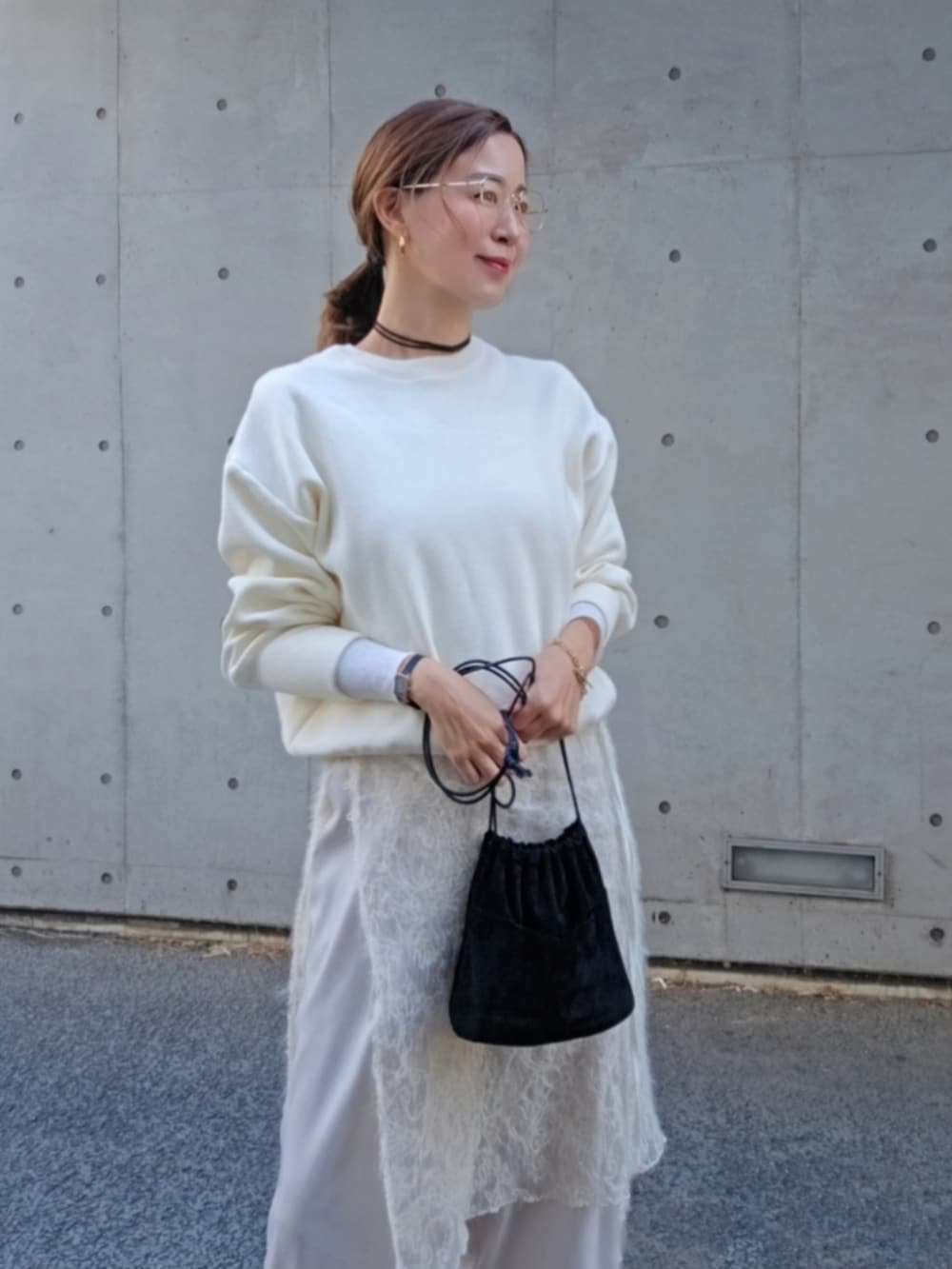 ホワイト系のスカート、ホワイト系のその他パンツ、ホワイト系のニット/セーターを着用したレディースの秋コーディネートの2枚目の写真