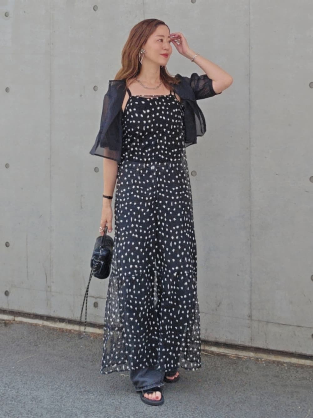 ブラック系のワンピース、ブラック系のトップス、ブラック系のサンダルを着用したレディースの夏コーディネートの2枚目の写真