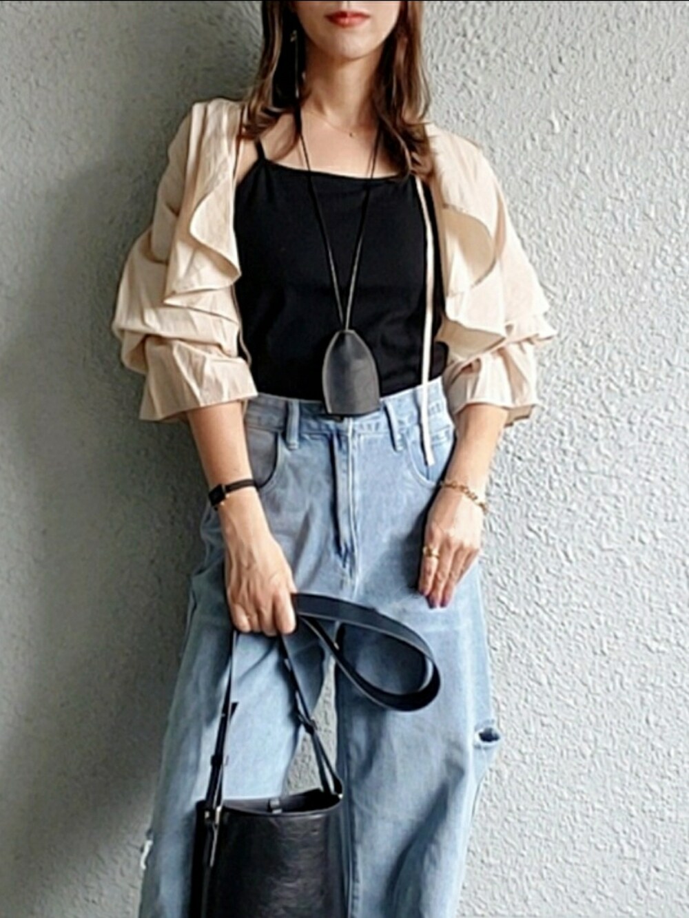 ブラック系のキャミソール、ブラック系のバッグ、ブラック系のサンダルを着用したレディースの夏コーディネートの3枚目の写真