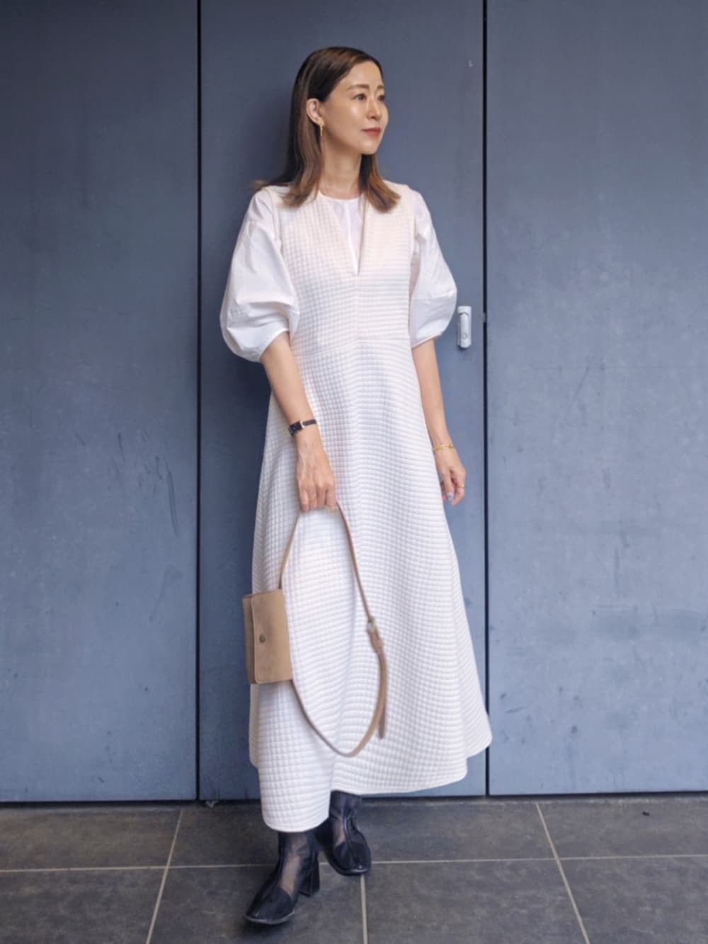 ホワイト系のワンピース、ベージュ系のショルダーバッグ、ホワイト系のシャツ/ブラウスを着用したレディースの春コーディネートの2枚目の写真