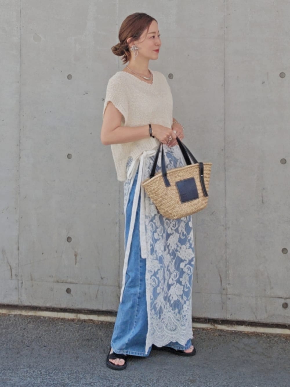 ホワイト系のトップス、ホワイト系のスカート、ブラック系のサンダルを着用したレディースの夏コーディネートの2枚目の写真