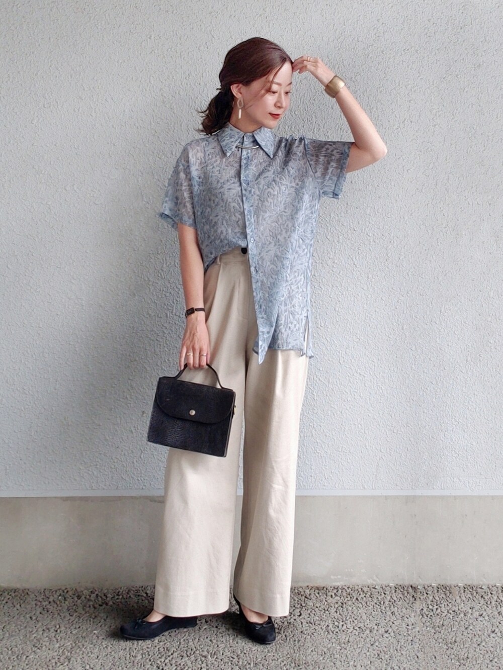 グリーン系のシャツ/ブラウス、ベージュ系のその他パンツ、ブラック系のショルダーバッグを着用したレディースの春コーディネートの3枚目の写真