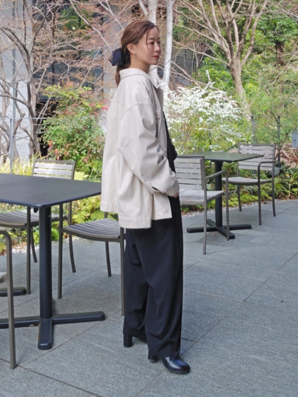 ホワイト系のブルゾンを着用したレディースの春コーディネートの2枚目の写真
