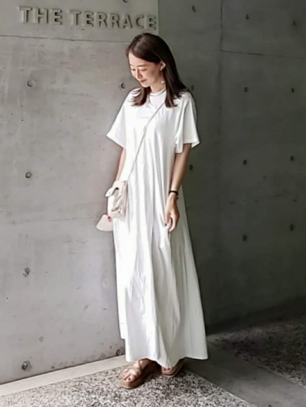 ホワイト系のワンピース、ホワイト系のショルダーバッグ、ブラウン系のサンダルを着用したレディースの夏コーディネートの2枚目の写真