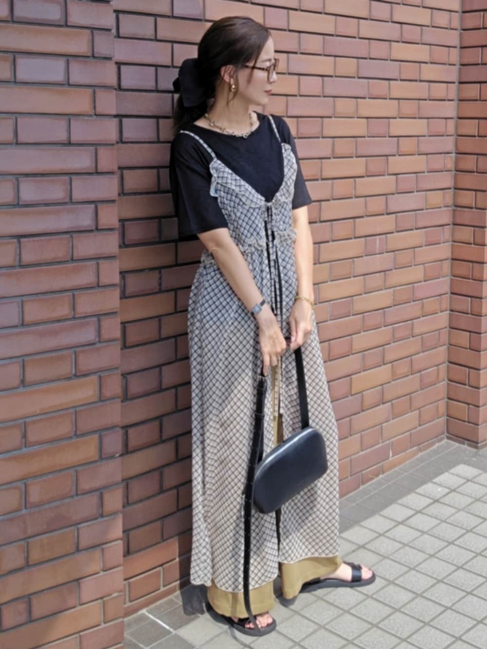 ホワイト系のワンピース/ドレス、ブラック系のショルダーバッグ、ブラック系のサンダルを着用したレディースの夏コーディネートの3枚目の写真