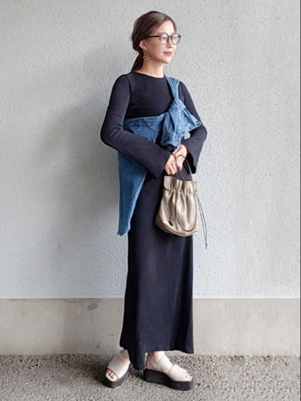 グレー系のサンダル、ブラック系のワンピース、ブルー系のシャツ/ブラウスを着用したレディースの春コーディネートの2枚目の写真