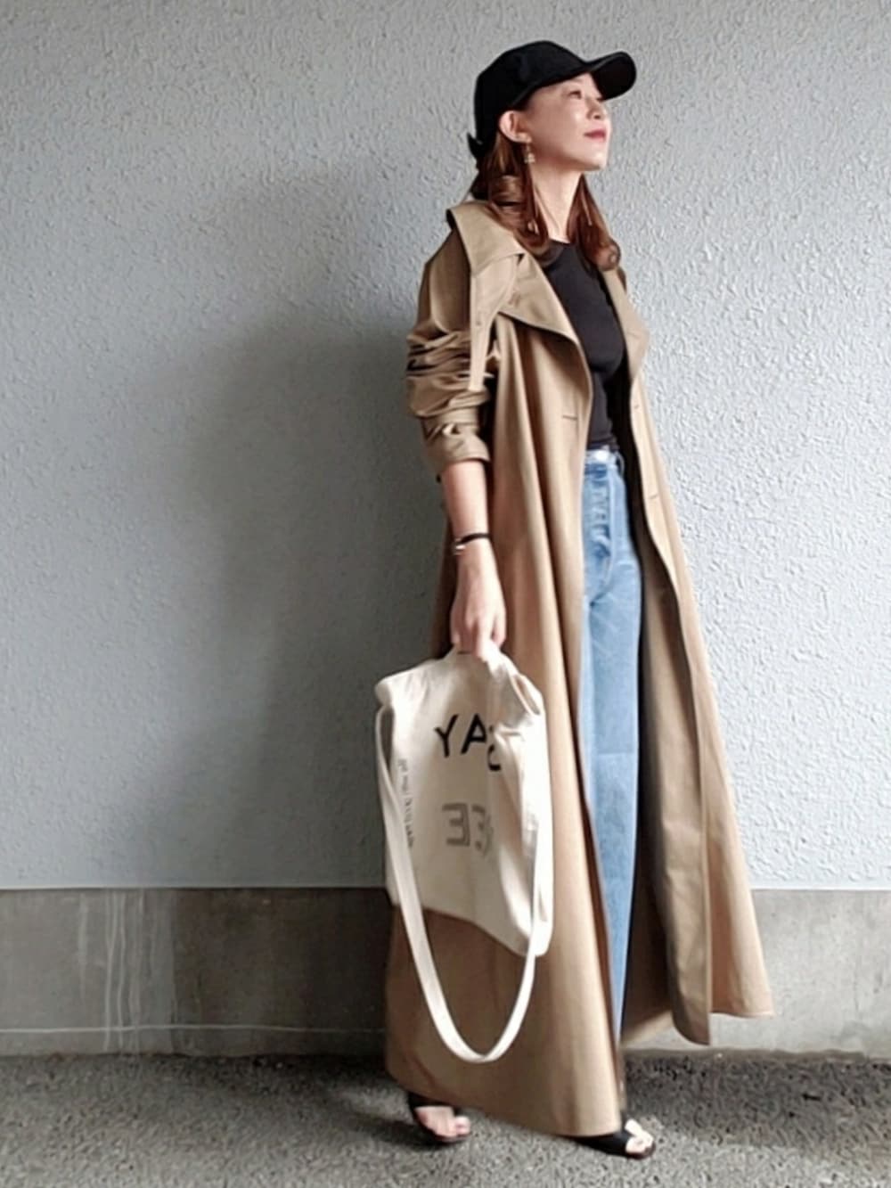 ブラック系のサンダル、ホワイト系のトートバッグ、ブラック系のTシャツ/カットソーを着用したレディースの春コーディネートの3枚目の写真