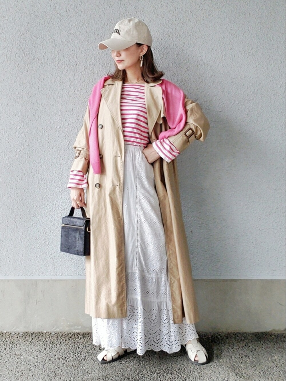 ピンク系のTシャツ/カットソー、ホワイト系のスカート、ホワイト系のサンダルを着用したレディースの春コーディネートの3枚目の写真