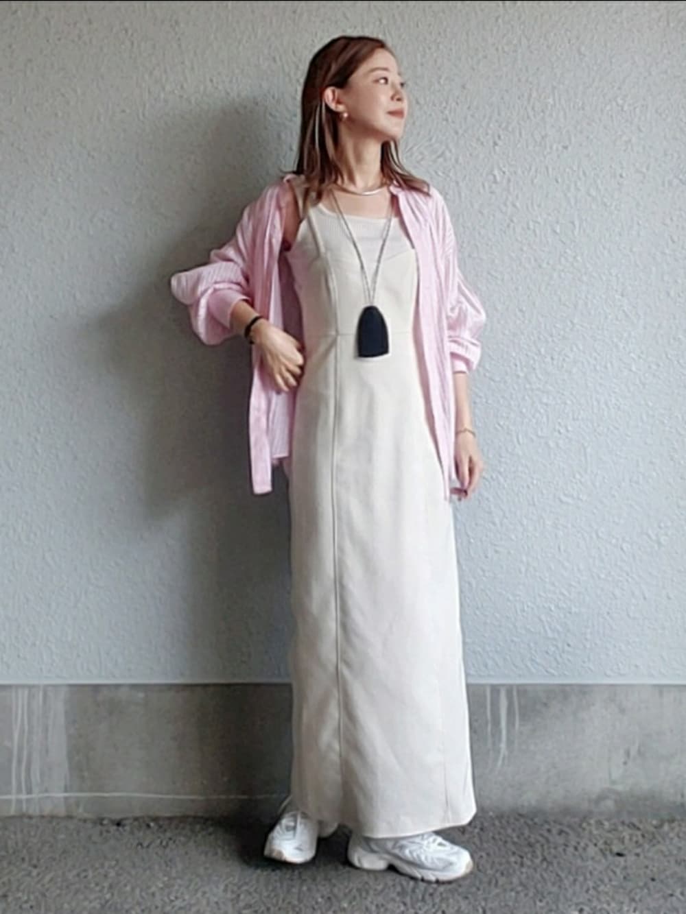 ピンク系のシャツ/ブラウス、ホワイト系のワンピース、ベージュ系のスニーカーを着用したレディースの春コーディネートの3枚目の写真