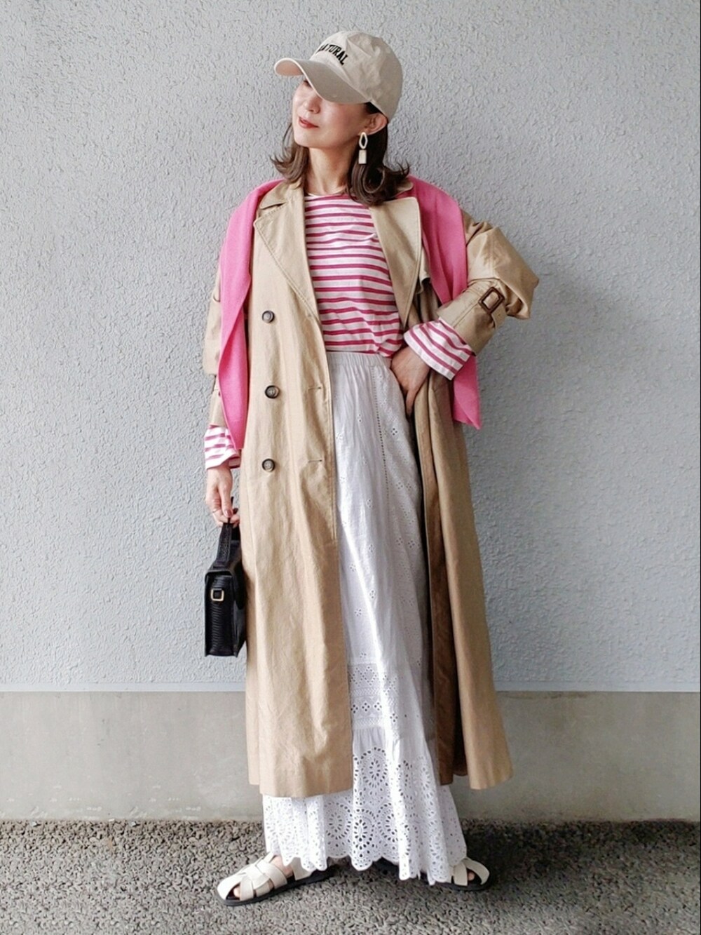 ピンク系のTシャツ/カットソー、ホワイト系のスカート、ホワイト系のサンダルを着用したレディースの春コーディネートの2枚目の写真