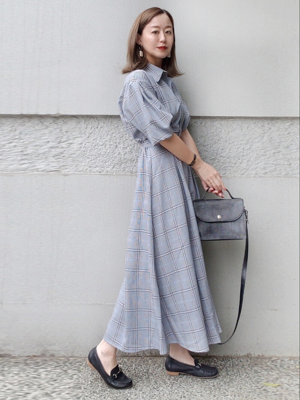 グレー系のワンピース/ドレス、ブラック系のローファー、ブラック系のショルダーバッグを着用したレディースの春コーディネートの2枚目の写真