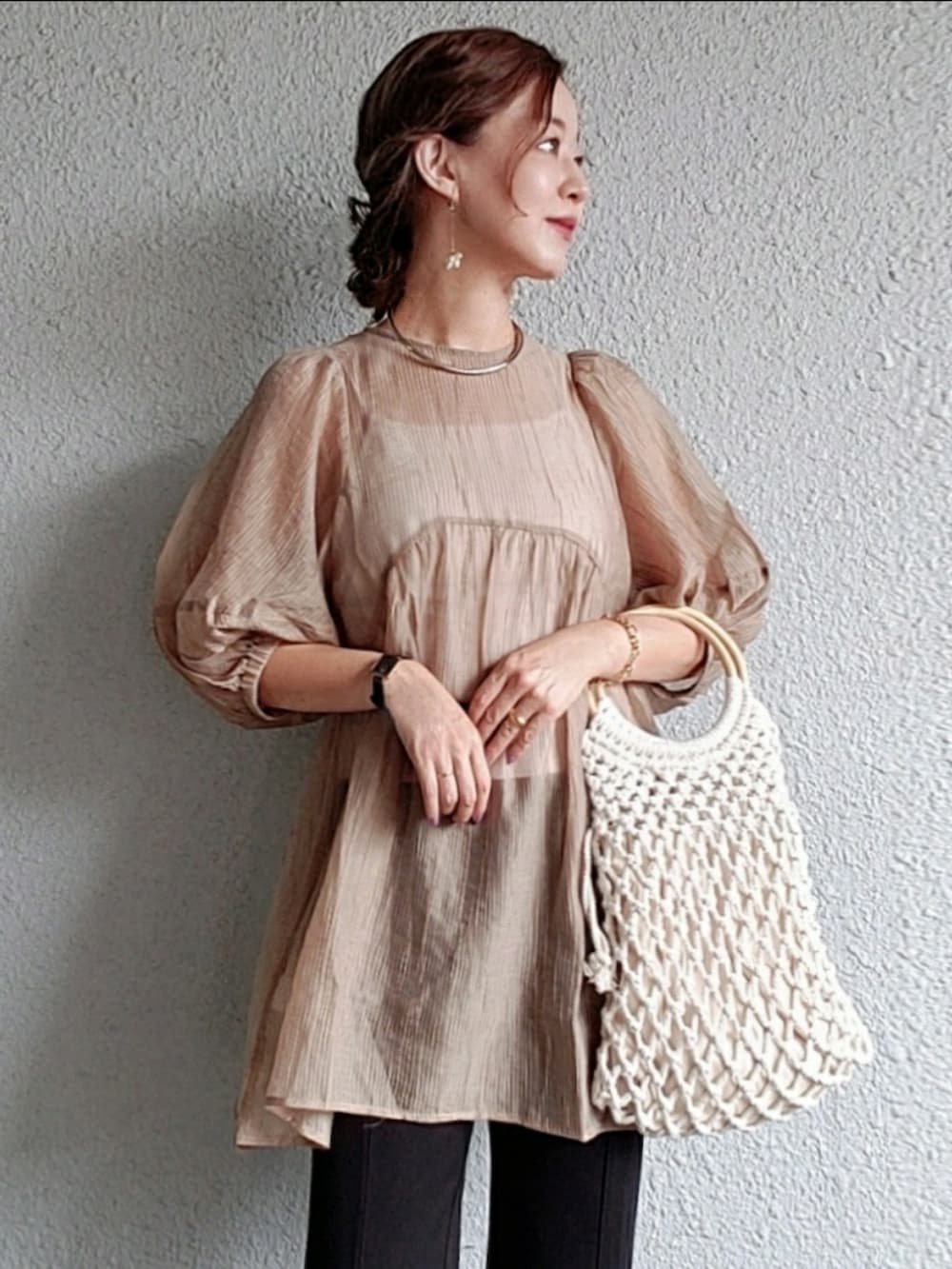 ブラック系のその他パンツ、ベージュ系のシャツ/ブラウス、ブラック系のサンダルを着用したレディースの夏コーディネートの2枚目の写真