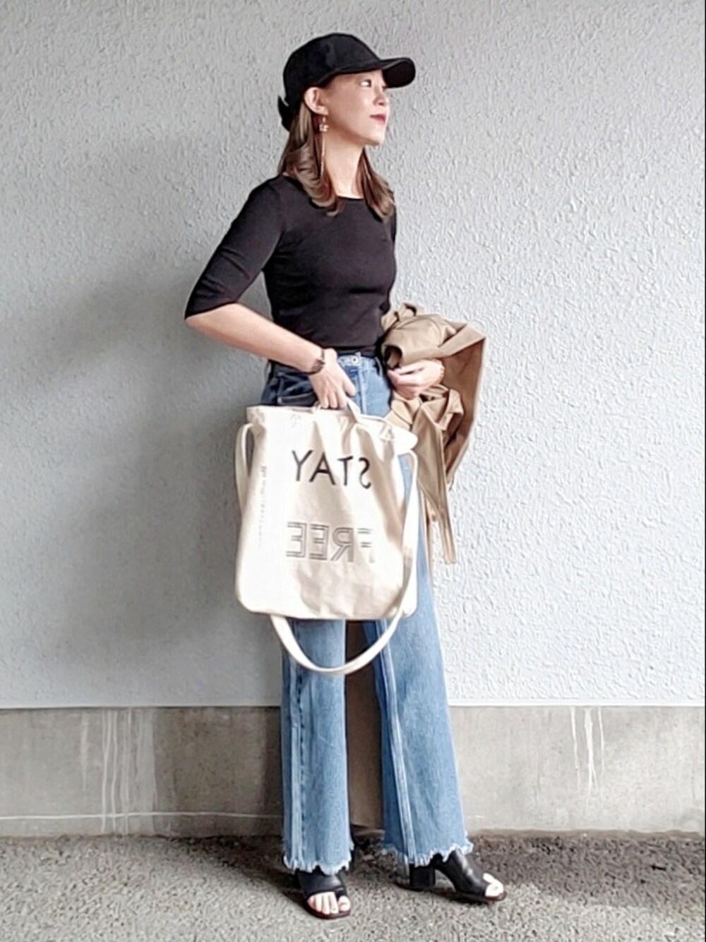 ブラック系のサンダル、ホワイト系のトートバッグ、ブラック系のTシャツ/カットソーを着用したレディースの春コーディネートの4枚目の写真