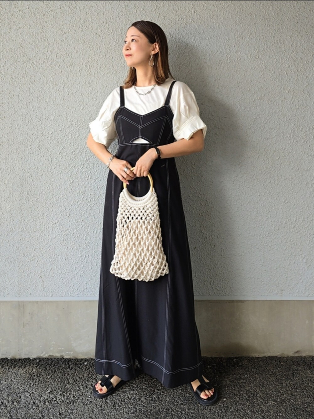 ホワイト系のTシャツ/カットソー、ブラック系のワンピース/ドレス、ブラック系のサンダルを着用したレディースの夏コーディネートの3枚目の写真