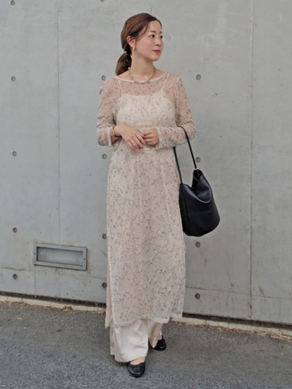 ホワイト系のワンピース、ブラック系のパンプスを着用したレディースの秋コーディネートの2枚目の写真