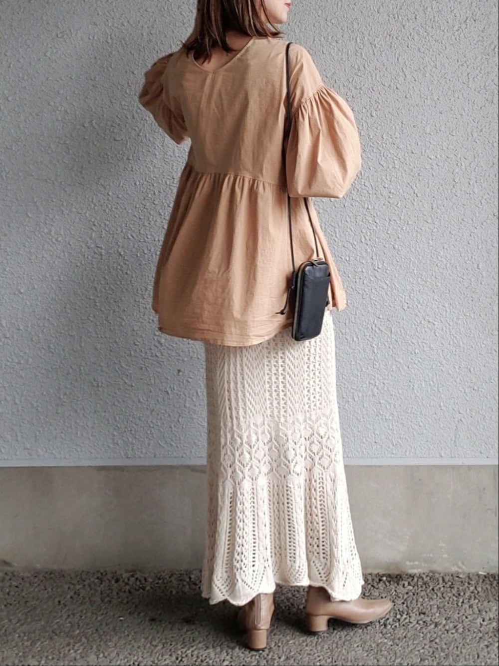 ホワイト系のスカート、ベージュ系のシャツ/ブラウス、ベージュ系のブーツを着用したレディースの秋コーディネートの2枚目の写真