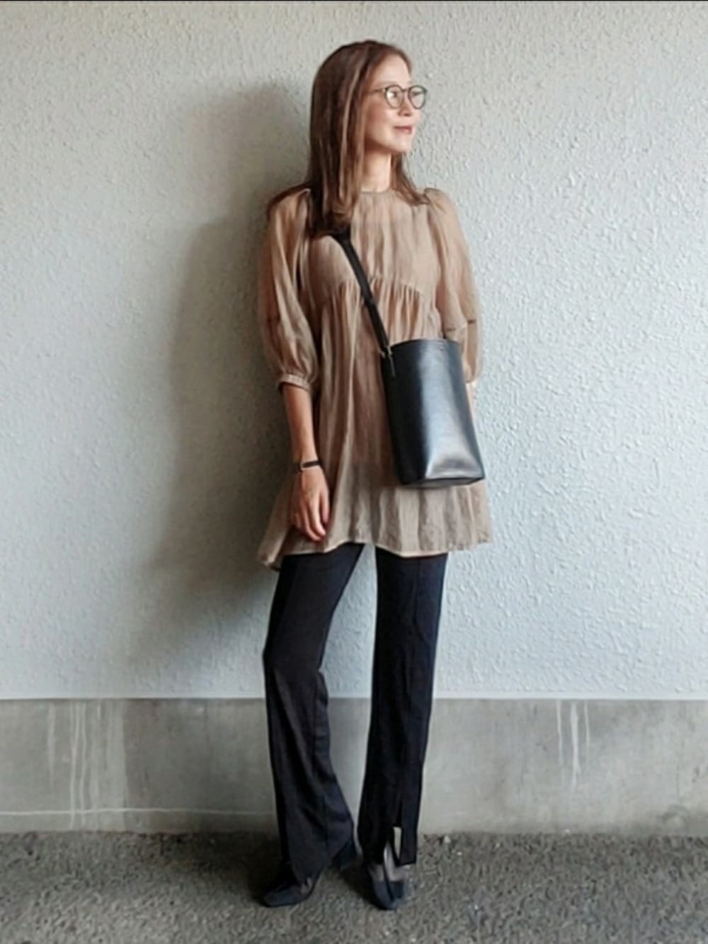 ベージュ系のシャツ/ブラウス、ブラック系のその他パンツ、ブラック系のブーツを着用したレディースの秋コーディネートの4枚目の写真