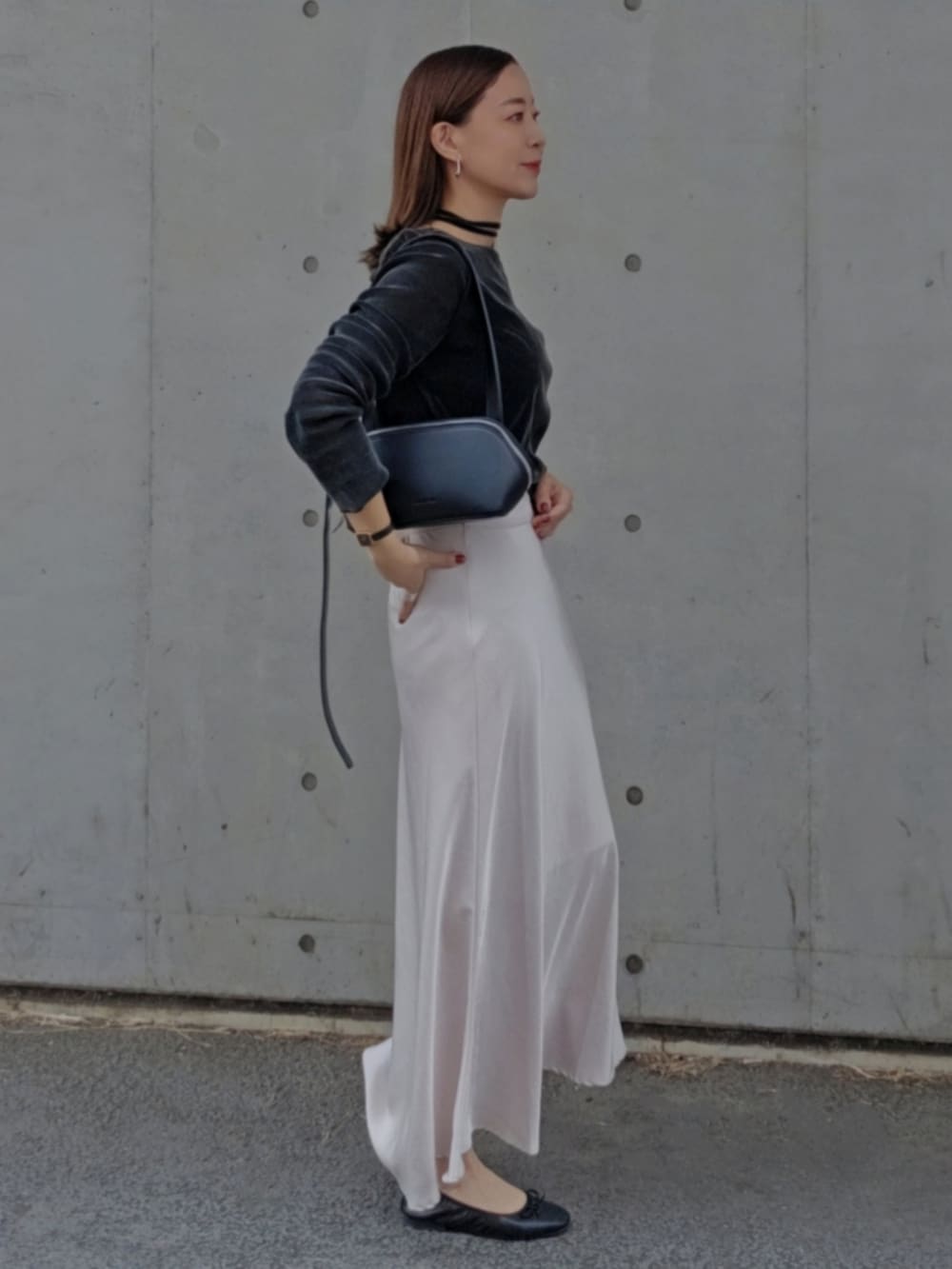 グレー系のTシャツ/カットソー、ベージュ系のスカートを着用したレディースの秋コーディネートの3枚目の写真