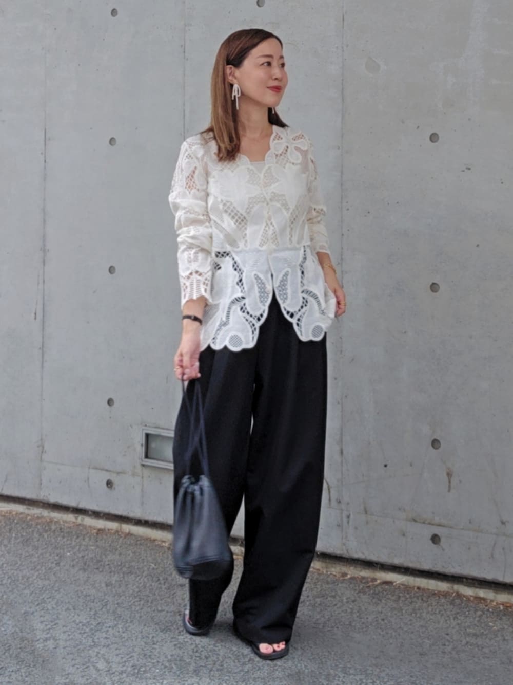 ホワイト系のシャツ/ブラウス、ブラック系のスラックスを着用したレディースの夏コーディネートの2枚目の写真