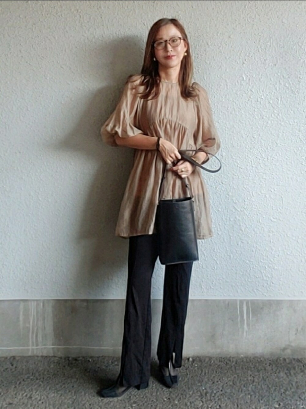 ベージュ系のシャツ/ブラウス、ブラック系のその他パンツ、ブラック系のブーツを着用したレディースの秋コーディネートの2枚目の写真