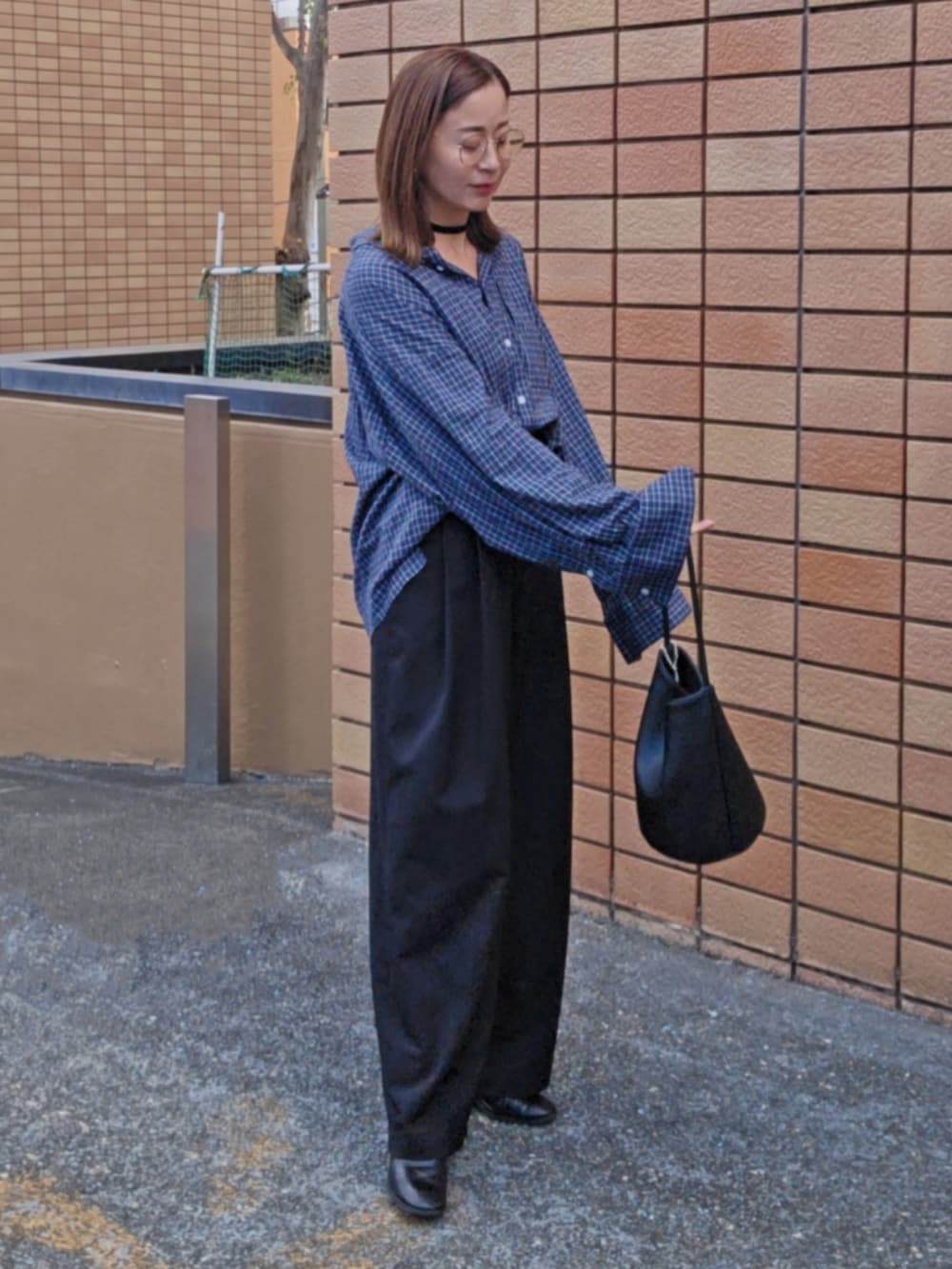 ブルー系のシャツ/ブラウス、ブラック系のスラックスを着用したレディースの秋コーディネートの3枚目の写真