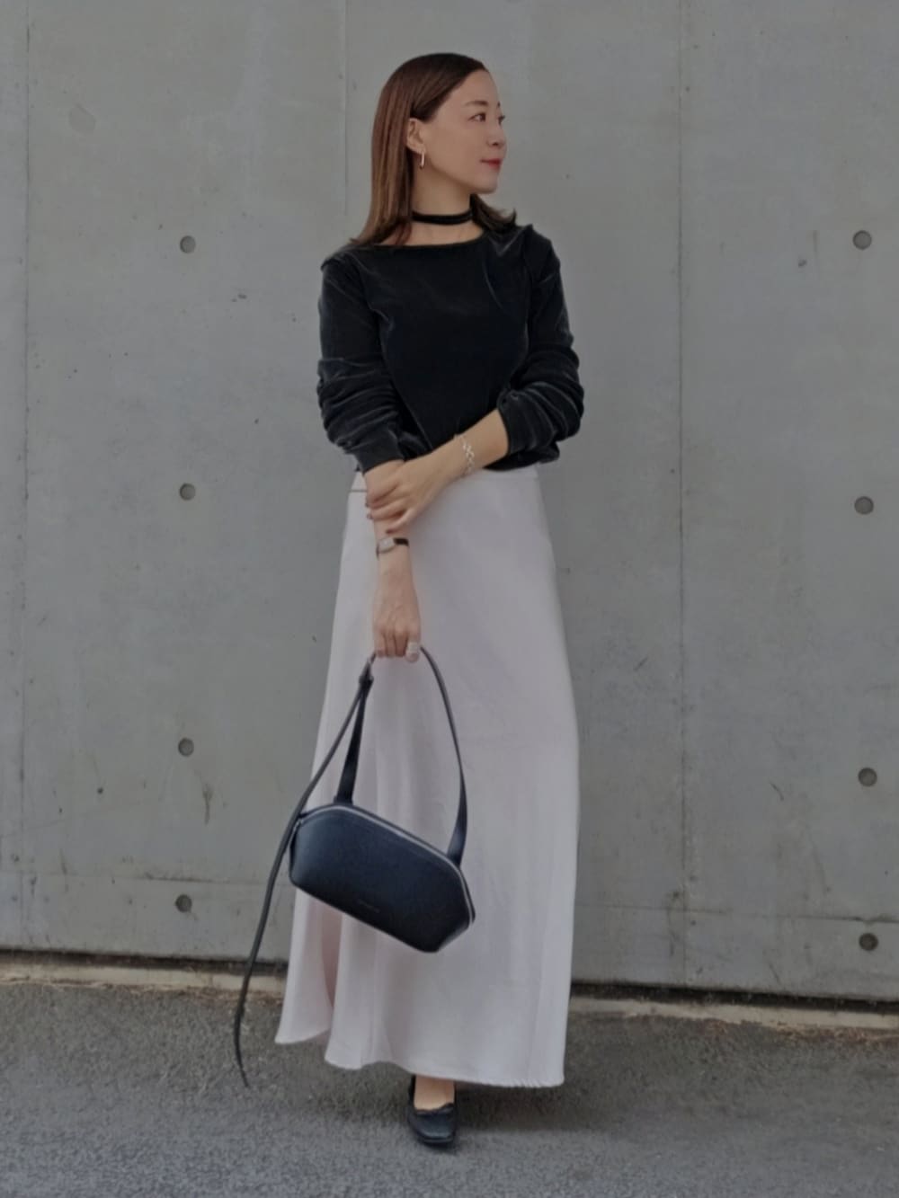 グレー系のTシャツ/カットソー、ベージュ系のスカートを着用したレディースの秋コーディネートの2枚目の写真