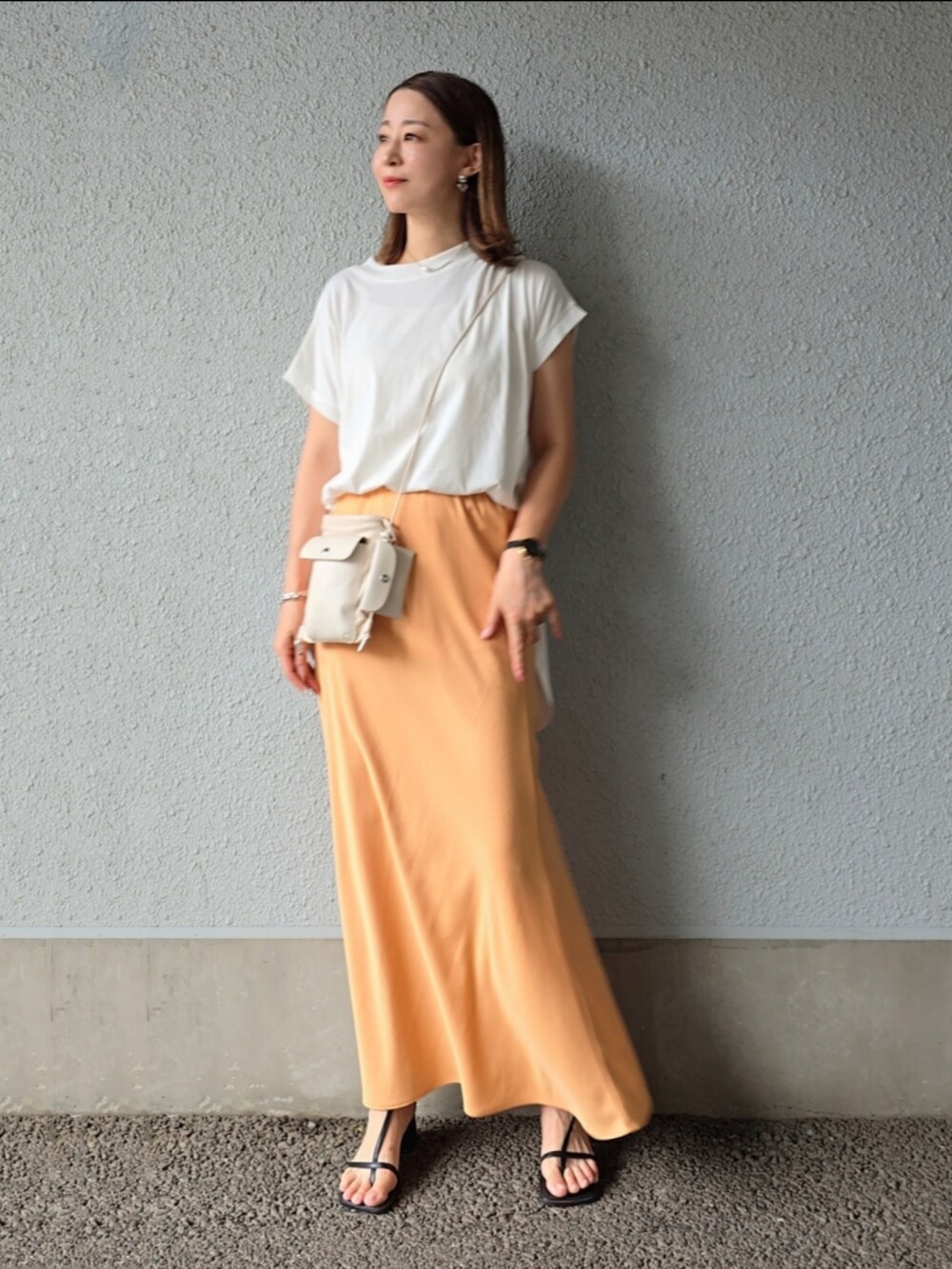 ホワイト系のTシャツ/カットソー、ブラック系のサンダル、ホワイト系のショルダーバッグを着用したレディースの夏コーディネートの2枚目の写真