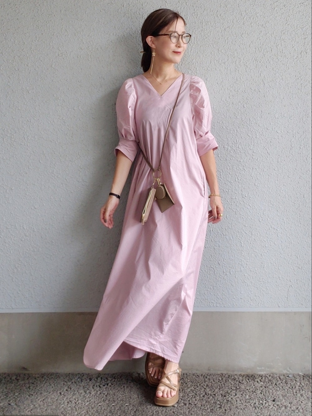 ブラウン系のサンダル、ピンク系のワンピース、ブラウン系のショルダーバッグを着用したレディースの夏コーディネートの2枚目の写真