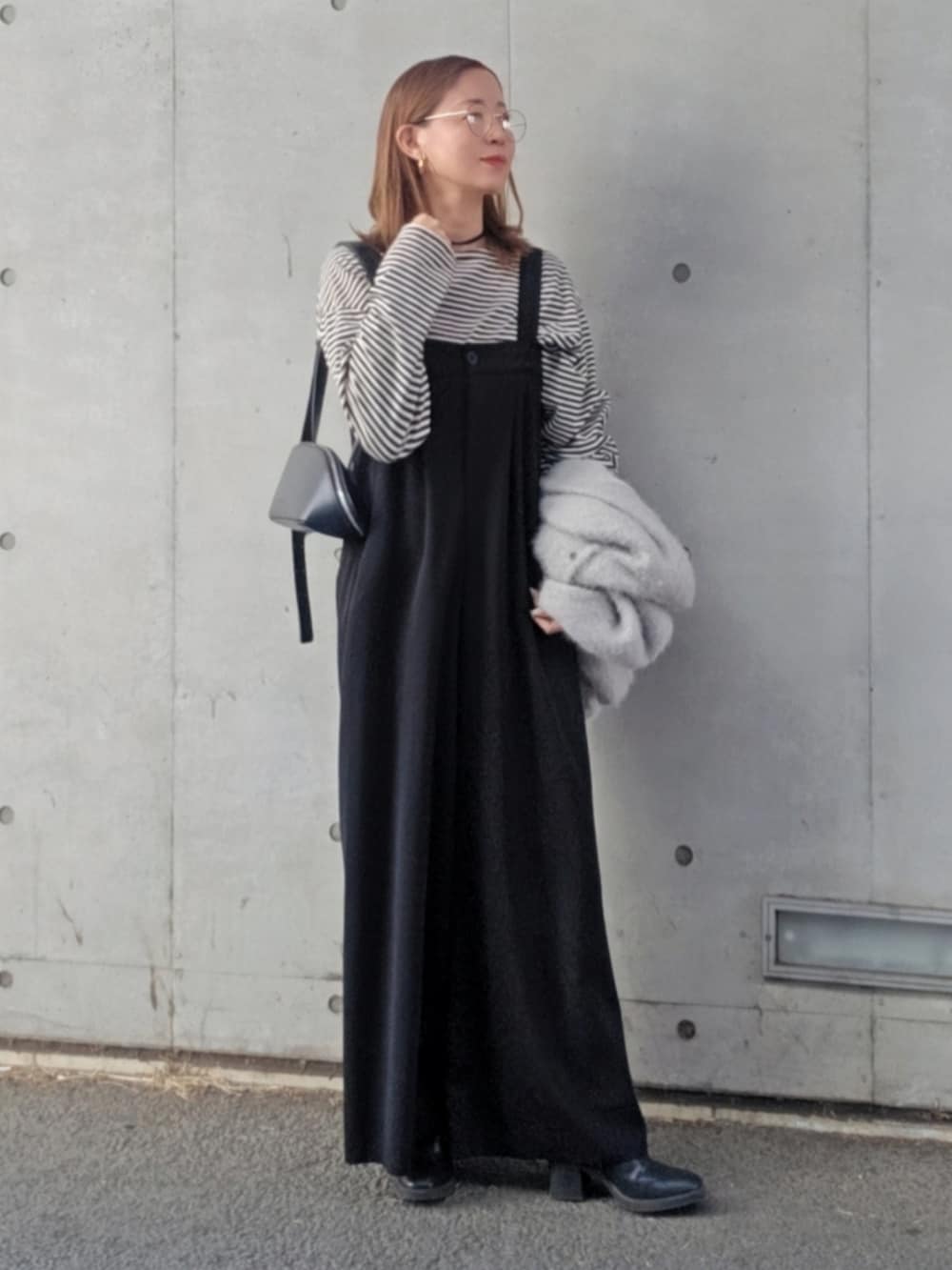 ブラック系のTシャツ/カットソー、ブラック系のショルダーバッグを着用したレディースの冬コーディネートの4枚目の写真