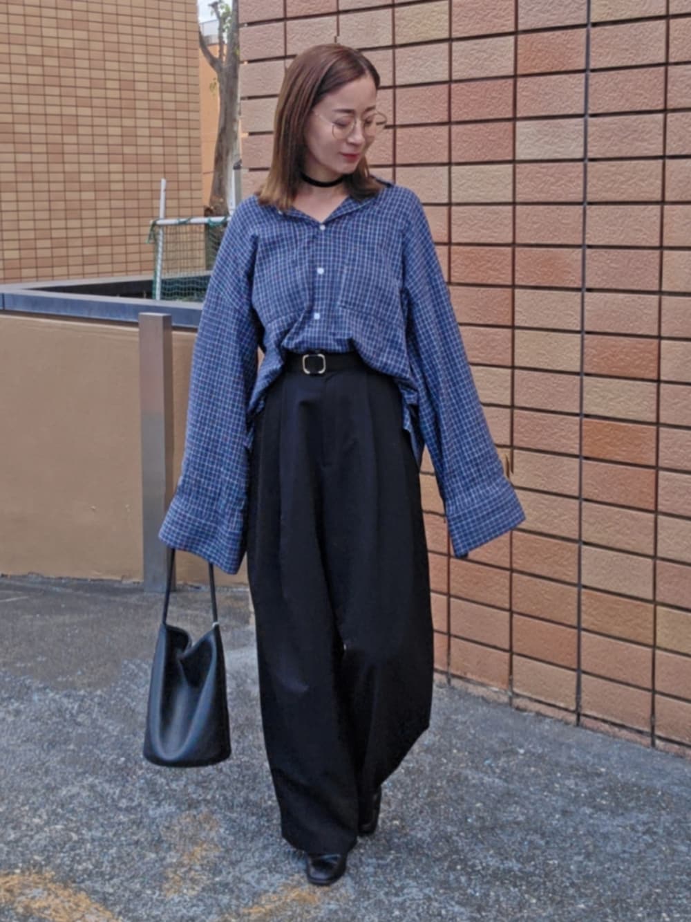 ブルー系のシャツ/ブラウス、ブラック系のスラックスを着用したレディースの秋コーディネートの2枚目の写真