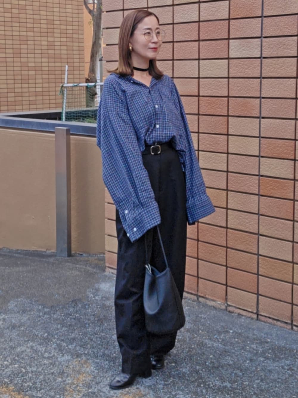ブルー系のシャツ/ブラウス、ブラック系のスラックスを着用したレディースの秋コーディネートの4枚目の写真